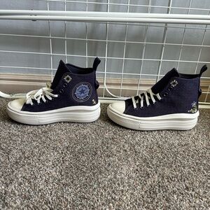 Brand new purple converse women’s size 6